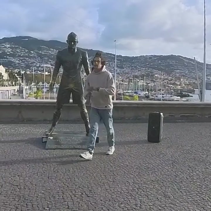 开云登录入口地址-想红想疯了？男子放火烧马德拉岛上的C罗雕像，当地警方介入调查